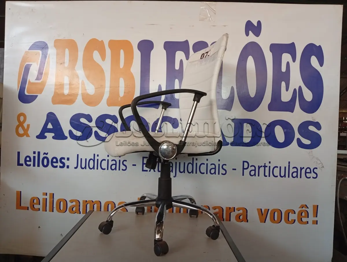 LOTE 075 - 01 – CADEIRA DE ESCRITÓRIO (NO ESTADO, NÃO SABEMOS SE FUNCIONA. LEILÃO NÃO TEM GARANTIA E NEM DEVOLUÇÃO, SUJEITO A POSSÍVEIS AVARIAS VISÍVEIS/OCULTAS E/OU AUSÊNCIA DE COMPONENTES)