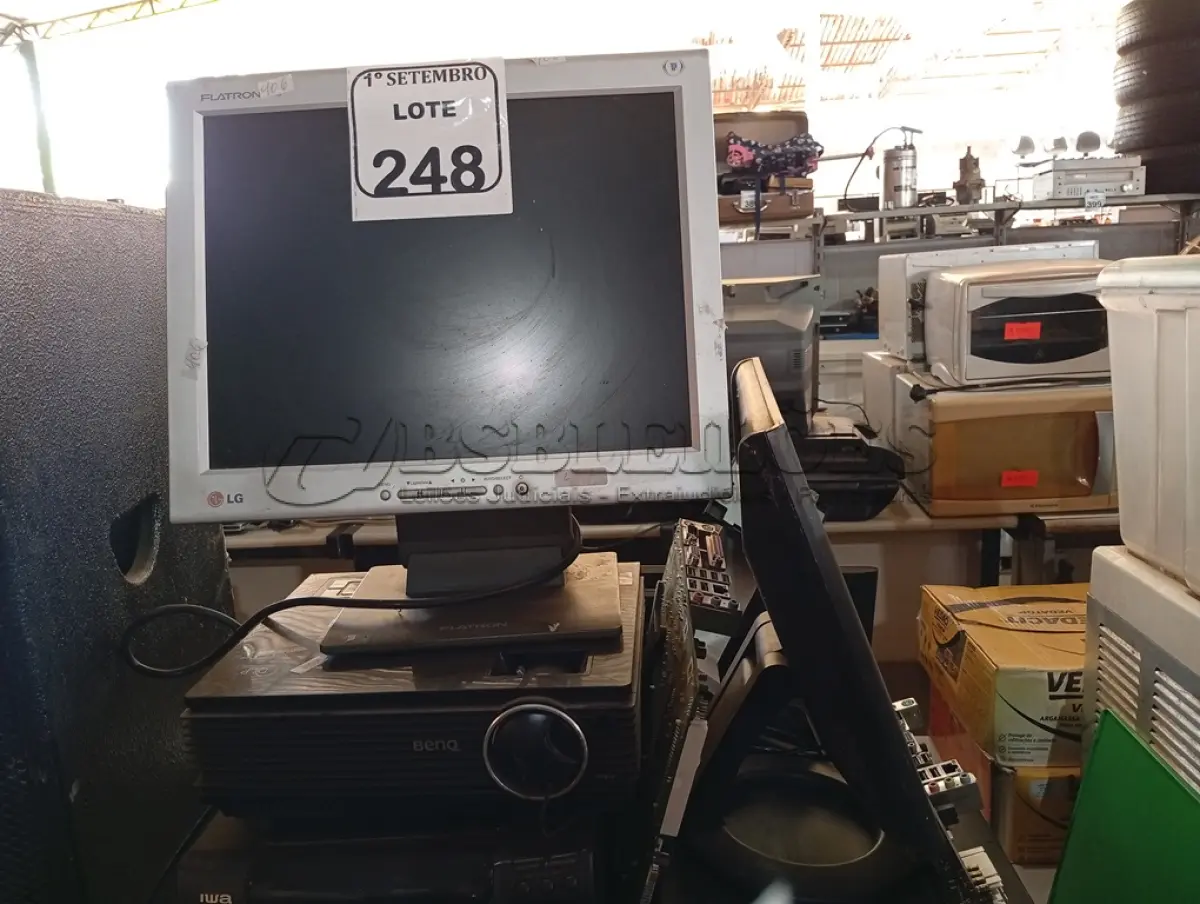 LOTE 248 - 01 APARELHO DE SOM, 01 PROJETOR, CPU, 03 MONITORES LCD E ELETRÔNICOS DIVERSOS.  (NO ESTADO) ATENÇÃO! FAZER A VISITAÇÃO ANTES DE ARREMATAR, NÃO SABEMOS SE FUNCIONA. LEILÃO NÃO TEM GARANTIA E NEM DEVOLUÇÃO, SUJEITO A POSSÍVEIS AVARIAS VISÍVEIS/OCULTAS E/OU AUSÊNCIA DE COMPONENTES.