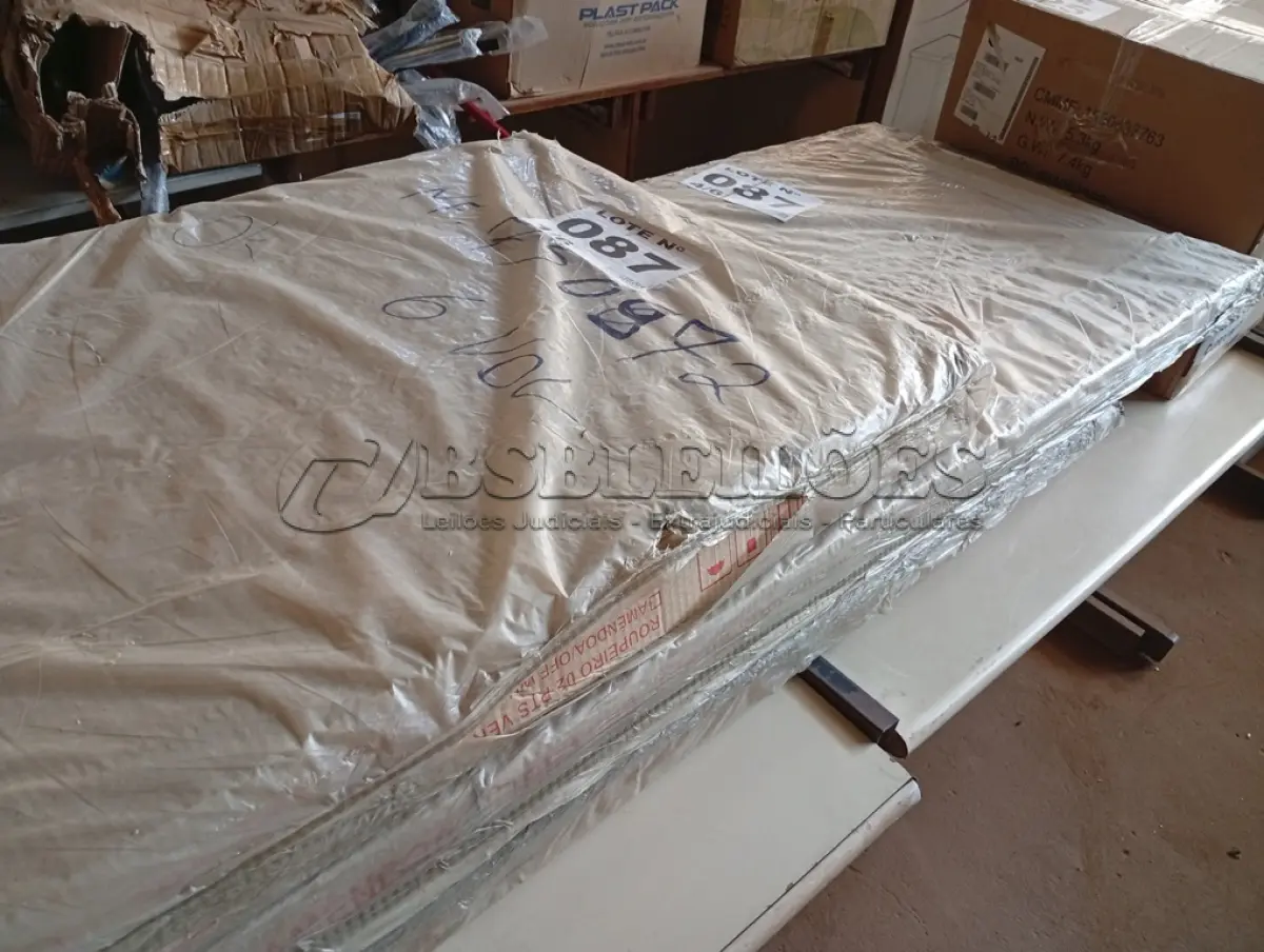LOTE 087 - 01 - GUARDA ROUPA CASAL 2 PORTAS 4 GAVETAS VERONA PLUS (NO ESTADO, NÃO SABEMOS SE FUNCIONA. LEILÃO NÃO TEM GARANTIA E NEM DEVOLUÇÃO, SUJEITO A POSSÍVEIS AVARIAS VISÍVEIS/OCULTAS E/OU AUSÊNCIA DE COMPONENTES)