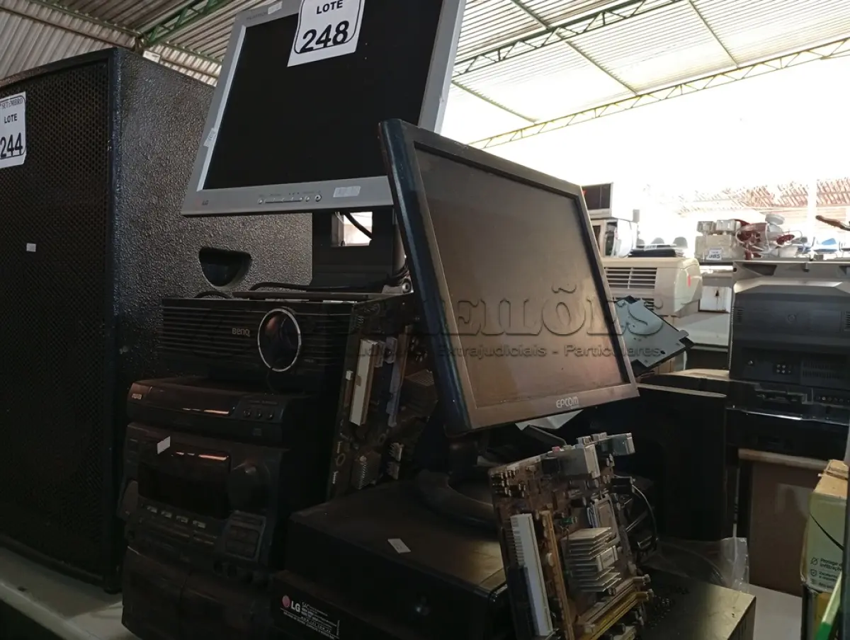 LOTE 248 - 01 APARELHO DE SOM, 01 PROJETOR, CPU, 03 MONITORES LCD E ELETRÔNICOS DIVERSOS.  (NO ESTADO) ATENÇÃO! FAZER A VISITAÇÃO ANTES DE ARREMATAR, NÃO SABEMOS SE FUNCIONA. LEILÃO NÃO TEM GARANTIA E NEM DEVOLUÇÃO, SUJEITO A POSSÍVEIS AVARIAS VISÍVEIS/OCULTAS E/OU AUSÊNCIA DE COMPONENTES.