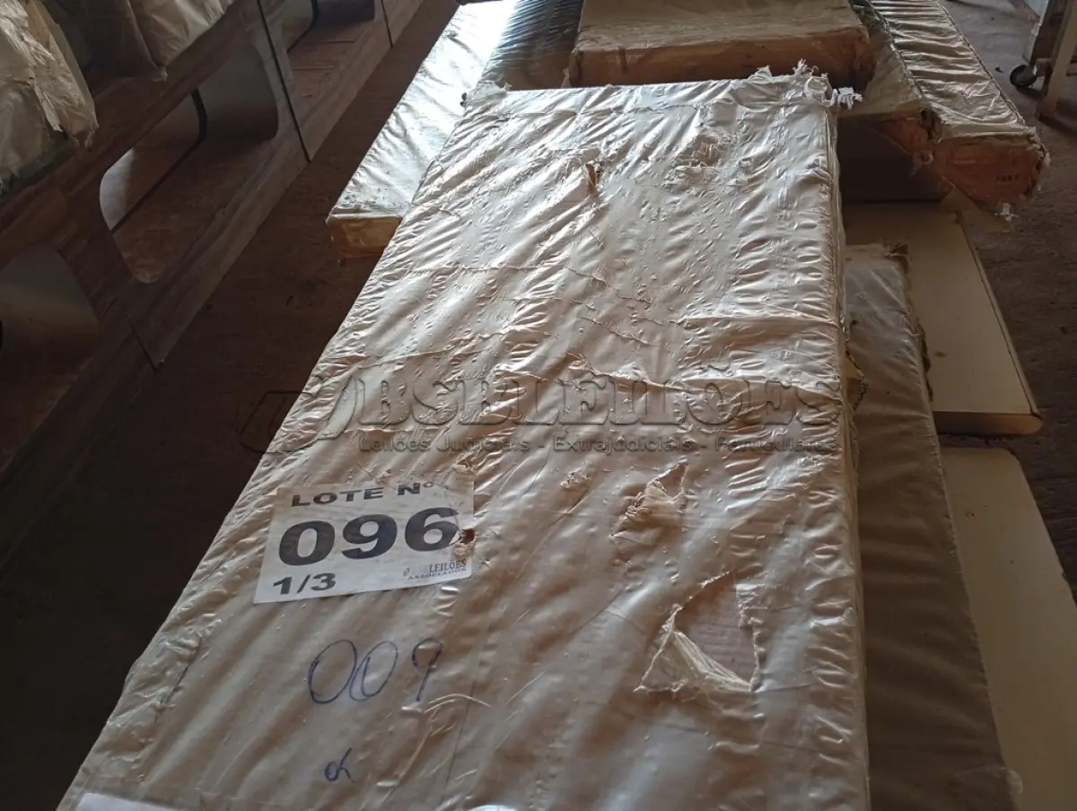 LOTE 096 - 01 - GUARDA ROUPA MILÃO 8 PORTAS WENGUE (NO ESTADO, NÃO SABEMOS SE FUNCIONA. LEILÃO NÃO TEM GARANTIA E NEM DEVOLUÇÃO, SUJEITO A POSSÍVEIS AVARIAS VISÍVEIS/OCULTAS E/OU AUSÊNCIA DE COMPONENTES)