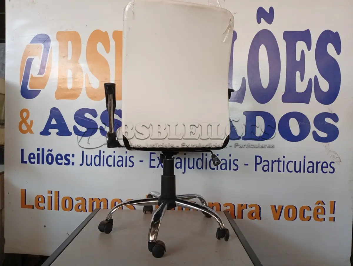 LOTE 075 - 01 – CADEIRA DE ESCRITÓRIO (NO ESTADO, NÃO SABEMOS SE FUNCIONA. LEILÃO NÃO TEM GARANTIA E NEM DEVOLUÇÃO, SUJEITO A POSSÍVEIS AVARIAS VISÍVEIS/OCULTAS E/OU AUSÊNCIA DE COMPONENTES)