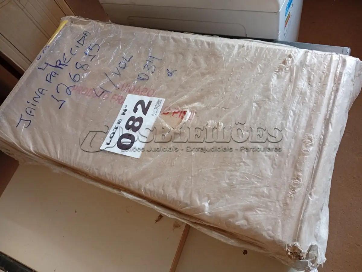 LOTE 082 - 01 - CÔMODA 4 GAVETAS COM PORTA GRAN SELENA (NO ESTADO, NÃO SABEMOS SE FUNCIONA. LEILÃO NÃO TEM GARANTIA E NEM DEVOLUÇÃO, SUJEITO A POSSÍVEIS AVARIAS VISÍVEIS/OCULTAS E/OU AUSÊNCIA DE COMPONENTES)