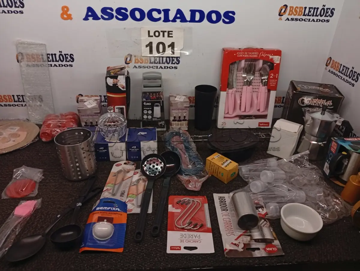 LOTE 101 - 35 - UTENSÍLIOS DOMÉSTICOS (NO ESTADO, NÃO SABEMOS SE FUNCIONA. LEILÃO NÃO TEM GARANTIA E NEM DEVOLUÇÃO, SUJEITO A POSSÍVEIS AVARIAS VISÍVEIS/OCULTAS E/OU AUSÊNCIA DE COMPONENTES)