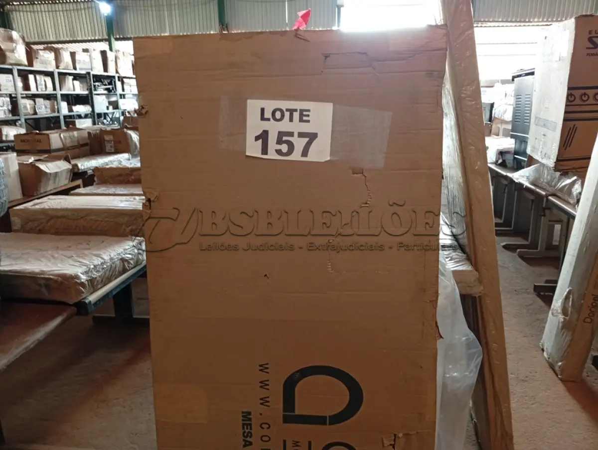 LOTE 157 - 01 - MESA DE ESCRITÓRIO STUDIO CARVALHO 150 CM (NO ESTADO, NÃO SABEMOS SE FUNCIONA. LEILÃO NÃO TEM GARANTIA E NEM DEVOLUÇÃO, SUJEITO A POSSÍVEIS AVARIAS VISÍVEIS/OCULTAS E/OU AUSÊNCIA DE COMPONENTES)