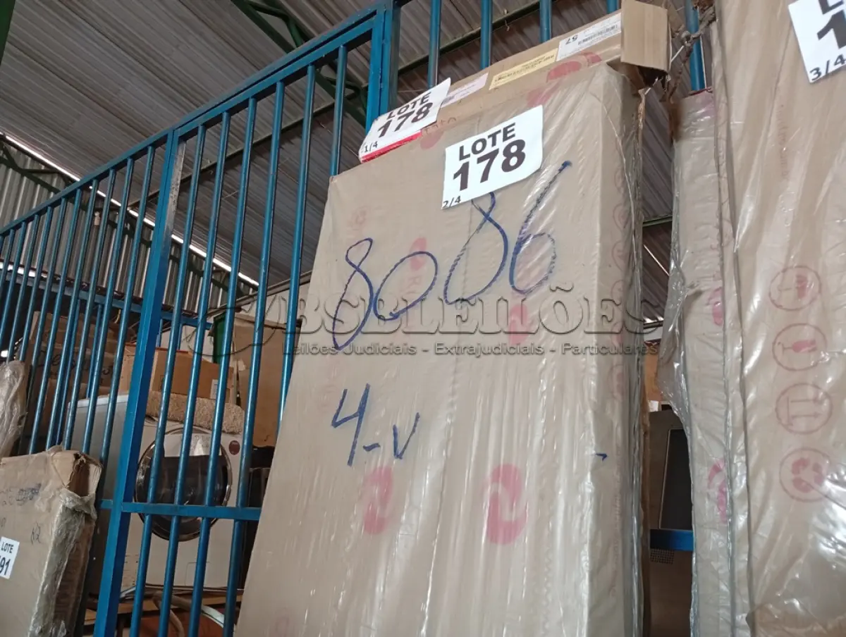 LOTE 178 - 01 - GUARDA ROUPA CASAL MALIBU 6 PORTAS (NO ESTADO, NÃO SABEMOS SE FUNCIONA. LEILÃO NÃO TEM GARANTIA E NEM DEVOLUÇÃO, SUJEITO A POSSÍVEIS AVARIAS VISÍVEIS/OCULTAS E/OU AUSÊNCIA DE COMPONENTES)