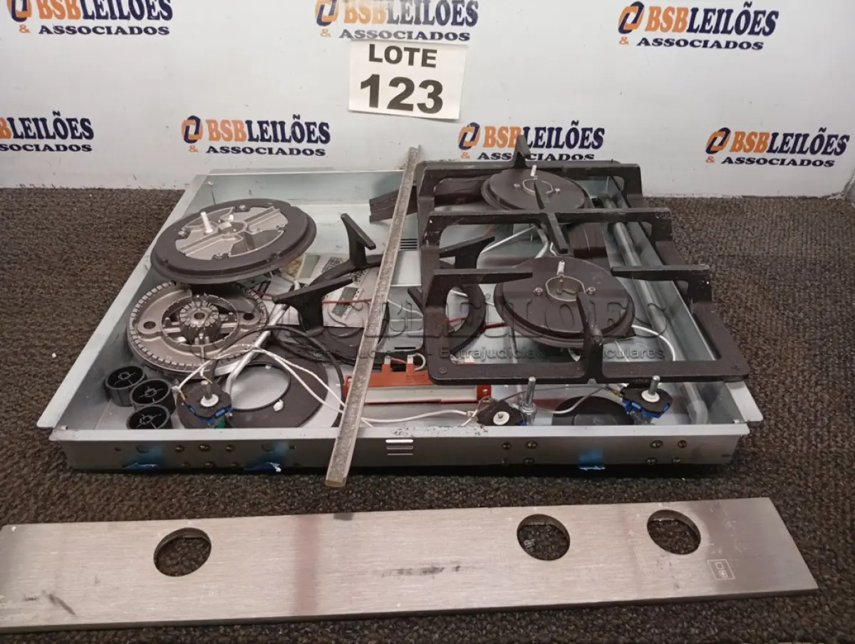 LOTE 123 - 01 - COOKTOP A GÁS FISCHER 3 BOCAS MESA VIDRO PLATINIUM VIDRO QUEBRADO (NO ESTADO, NÃO SABEMOS SE FUNCIONA. LEILÃO NÃO TEM GARANTIA E NEM DEVOLUÇÃO, SUJEITO A POSSÍVEIS AVARIAS VISÍVEIS/OCULTAS E/OU AUSÊNCIA DE COMPONENTES)