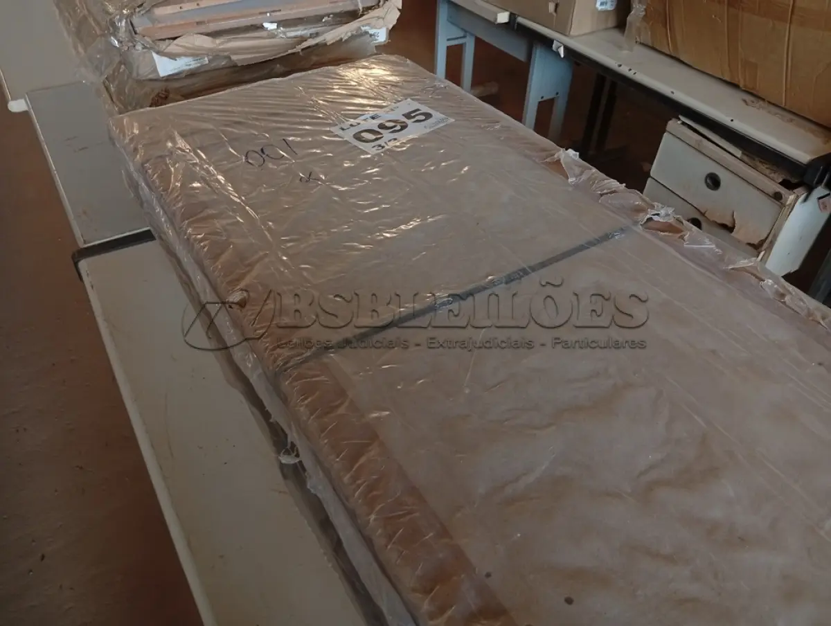 LOTE 095 - 01 - GUARDA ROUPA 3 PORTAS HOUSE (NO ESTADO, NÃO SABEMOS SE FUNCIONA. LEILÃO NÃO TEM GARANTIA E NEM DEVOLUÇÃO, SUJEITO A POSSÍVEIS AVARIAS VISÍVEIS/OCULTAS E/OU AUSÊNCIA DE COMPONENTES)
