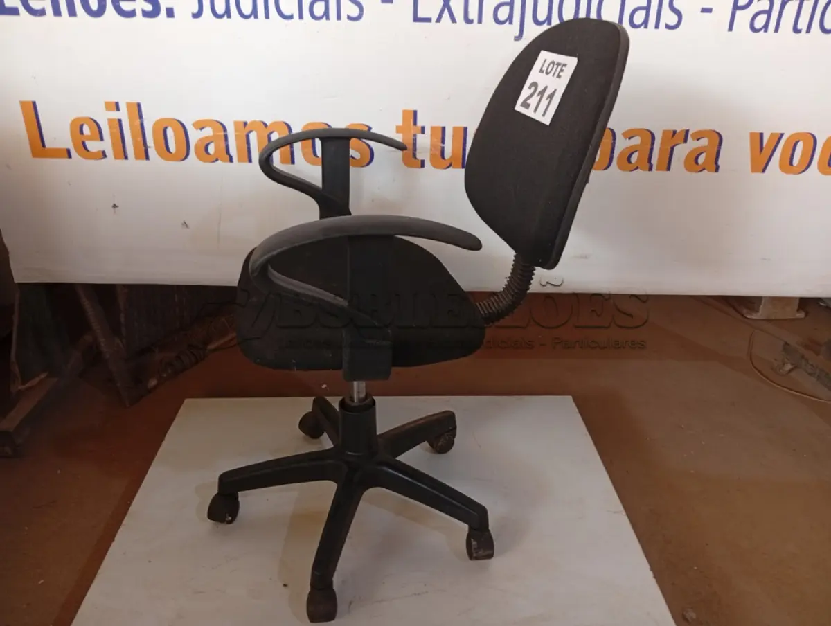 LOTE 211 - 01 – CADEIRA DE ESCRITÓRIO (NO ESTADO, NÃO SABEMOS SE FUNCIONA. LEILÃO NÃO TEM GARANTIA E NEM DEVOLUÇÃO, SUJEITO A POSSÍVEIS AVARIAS VISÍVEIS/OCULTAS E/OU AUSÊNCIA DE COMPONENTES)