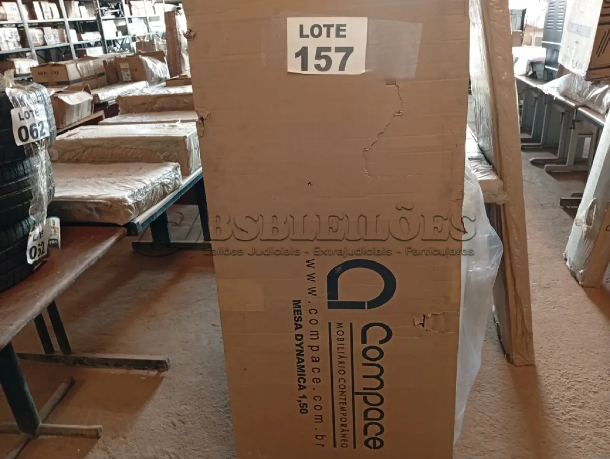 LOTE 157 - 01 - MESA DE ESCRITÓRIO STUDIO CARVALHO 150 CM (NO ESTADO, NÃO SABEMOS SE FUNCIONA. LEILÃO NÃO TEM GARANTIA E NEM DEVOLUÇÃO, SUJEITO A POSSÍVEIS AVARIAS VISÍVEIS/OCULTAS E/OU AUSÊNCIA DE COMPONENTES)