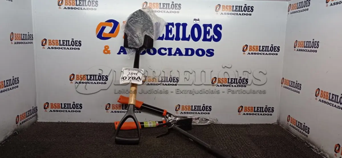 LOTE 070 - 01 SACHO PARA JARDINAGEM, 01 PÁ E 01 TESOURA PARA JARDIM. (NO ESTADO) ATENÇÃO! FAZER A VISITAÇÃO ANTES DE ARREMATAR, NÃO SABEMOS SE FUNCIONA. LEILÃO NÃO TEM GARANTIA E NEM DEVOLUÇÃO, SUJEITO A POSSÍVEIS AVARIAS VISÍVEIS/OCULTAS E/OU AUSÊNCIA DE COMPONENTES.