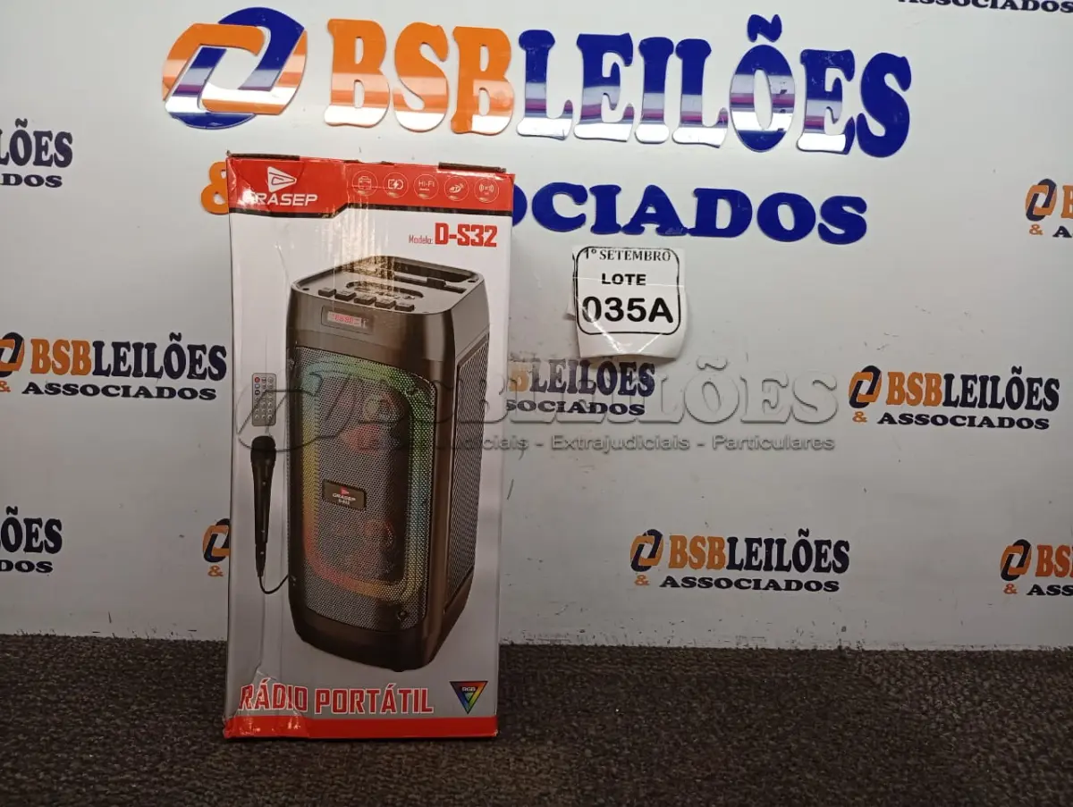 LOTE 035 - 01 RÁDIO PORTÁTIL COM BLUETOOTH 01 MICROFONE É CONTROLE MARCA GRASEP MODELO D-S32 (NOVO) (NO ESTADO) ATENÇÃO! FAZER A VISITAÇÃO ANTES DE ARREMATAR, NÃO SABEMOS SE FUNCIONA. LEILÃO NÃO TEM GARANTIA E NEM DEVOLUÇÃO, SUJEITO A POSSÍVEIS AVARIAS VISÍVEIS/OCULTAS E/OU AUSÊNCIA DE COMPONENTES.