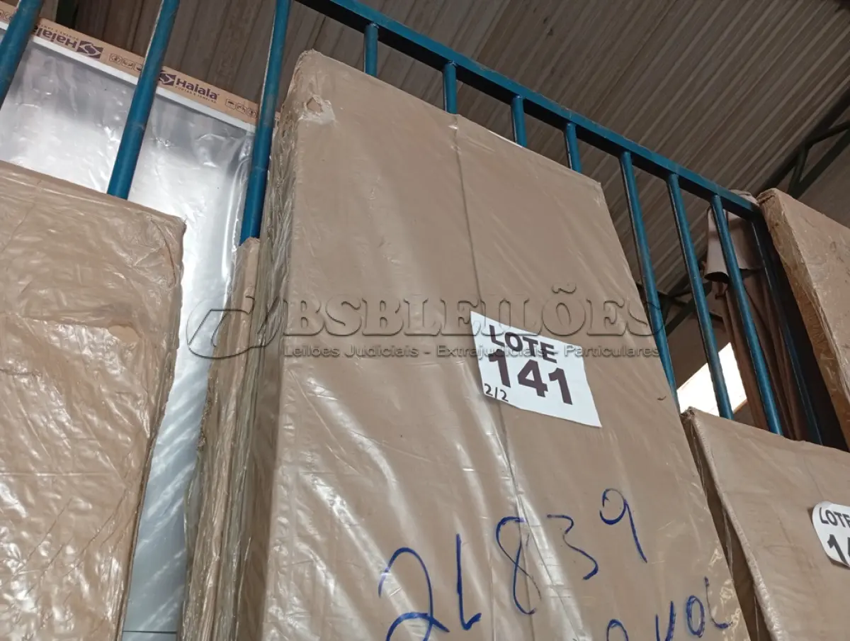 LOTE 141 - 01 - GUARDA ROUPA 1093 (NO ESTADO, NÃO SABEMOS SE FUNCIONA. LEILÃO NÃO TEM GARANTIA E NEM DEVOLUÇÃO, SUJEITO A POSSÍVEIS AVARIAS VISÍVEIS/OCULTAS E/OU AUSÊNCIA DE COMPONENTES)