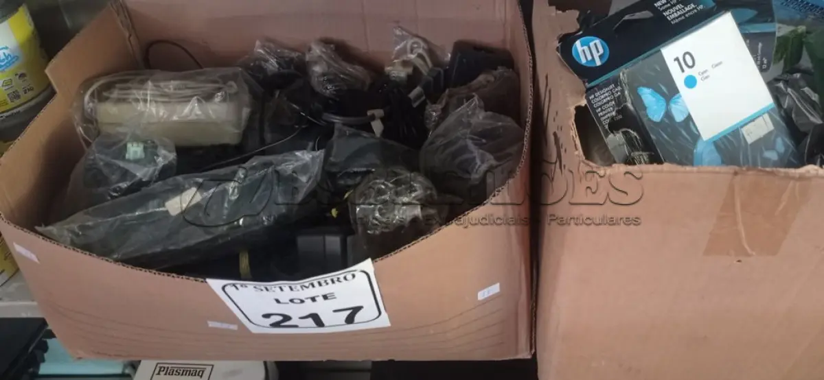 LOTE 217 - 01 LOTE COM DIVERSOS CARTUCHOS PARA IMPRESSORA, FONTES E MATERIAS DIVERSOS. (NO ESTADO) ATENÇÃO! FAZER A VISITAÇÃO ANTES DE ARREMATAR, NÃO SABEMOS SE FUNCIONA. LEILÃO NÃO TEM GARANTIA E NEM DEVOLUÇÃO, SUJEITO A POSSÍVEIS AVARIAS VISÍVEIS/OCULTAS E/OU AUSÊNCIA DE COMPONENTES.