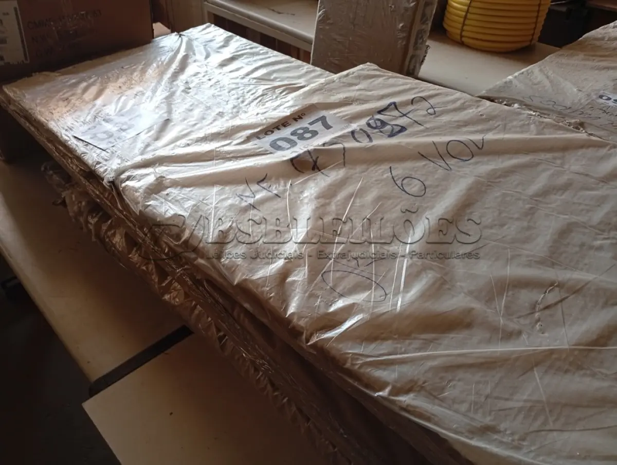 LOTE 087 - 01 - GUARDA ROUPA CASAL 2 PORTAS 4 GAVETAS VERONA PLUS (NO ESTADO, NÃO SABEMOS SE FUNCIONA. LEILÃO NÃO TEM GARANTIA E NEM DEVOLUÇÃO, SUJEITO A POSSÍVEIS AVARIAS VISÍVEIS/OCULTAS E/OU AUSÊNCIA DE COMPONENTES)