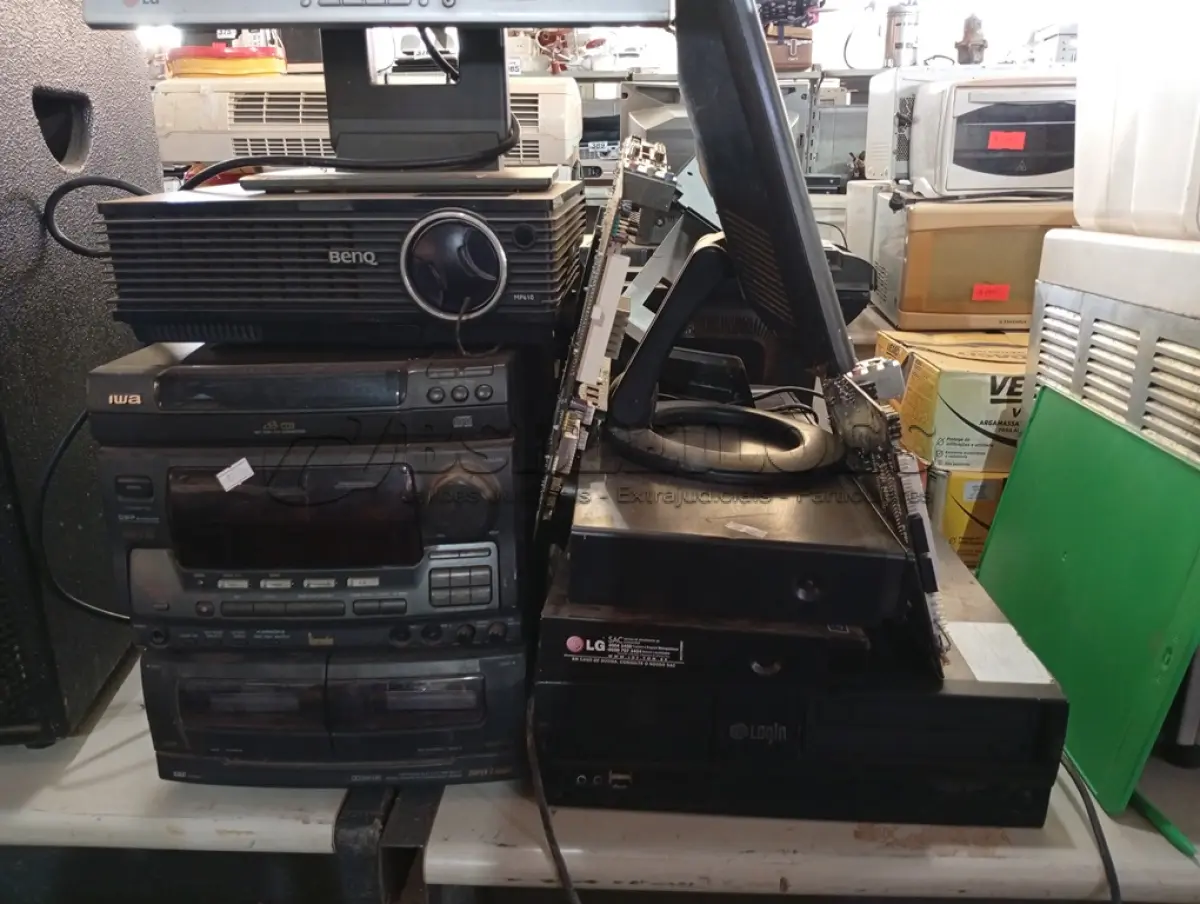 LOTE 248 - 01 APARELHO DE SOM, 01 PROJETOR, CPU, 03 MONITORES LCD E ELETRÔNICOS DIVERSOS.  (NO ESTADO) ATENÇÃO! FAZER A VISITAÇÃO ANTES DE ARREMATAR, NÃO SABEMOS SE FUNCIONA. LEILÃO NÃO TEM GARANTIA E NEM DEVOLUÇÃO, SUJEITO A POSSÍVEIS AVARIAS VISÍVEIS/OCULTAS E/OU AUSÊNCIA DE COMPONENTES.