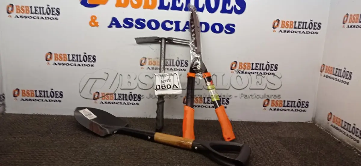 LOTE 060 - 01 SACHO PARA JARDINAGEM, 01 PÁ E 01 TESOURA PARA JARDIM. (NO ESTADO) ATENÇÃO! FAZER A VISITAÇÃO ANTES DE ARREMATAR, NÃO SABEMOS SE FUNCIONA. LEILÃO NÃO TEM GARANTIA E NEM DEVOLUÇÃO, SUJEITO A POSSÍVEIS AVARIAS VISÍVEIS/OCULTAS E/OU AUSÊNCIA DE COMPONENTES.