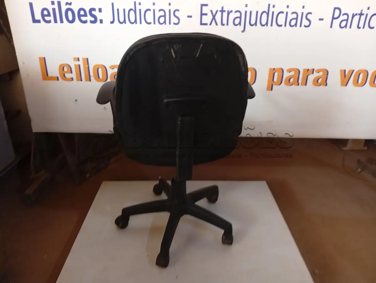 LOTE 211 - 01 – CADEIRA DE ESCRITÓRIO (NO ESTADO, NÃO SABEMOS SE FUNCIONA. LEILÃO NÃO TEM GARANTIA E NEM DEVOLUÇÃO, SUJEITO A POSSÍVEIS AVARIAS VISÍVEIS/OCULTAS E/OU AUSÊNCIA DE COMPONENTES)