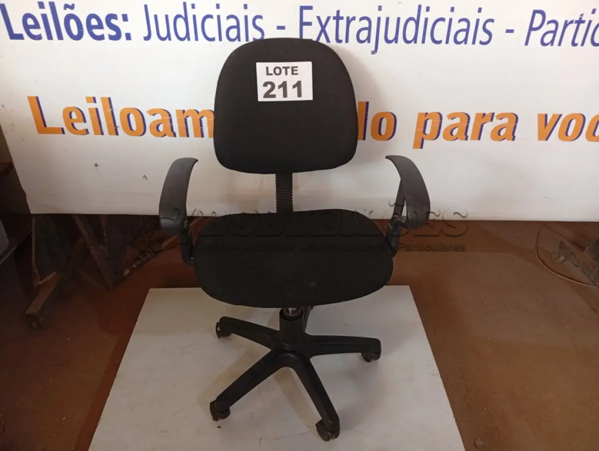 LOTE 211 - 01 – CADEIRA DE ESCRITÓRIO (NO ESTADO, NÃO SABEMOS SE FUNCIONA. LEILÃO NÃO TEM GARANTIA E NEM DEVOLUÇÃO, SUJEITO A POSSÍVEIS AVARIAS VISÍVEIS/OCULTAS E/OU AUSÊNCIA DE COMPONENTES)