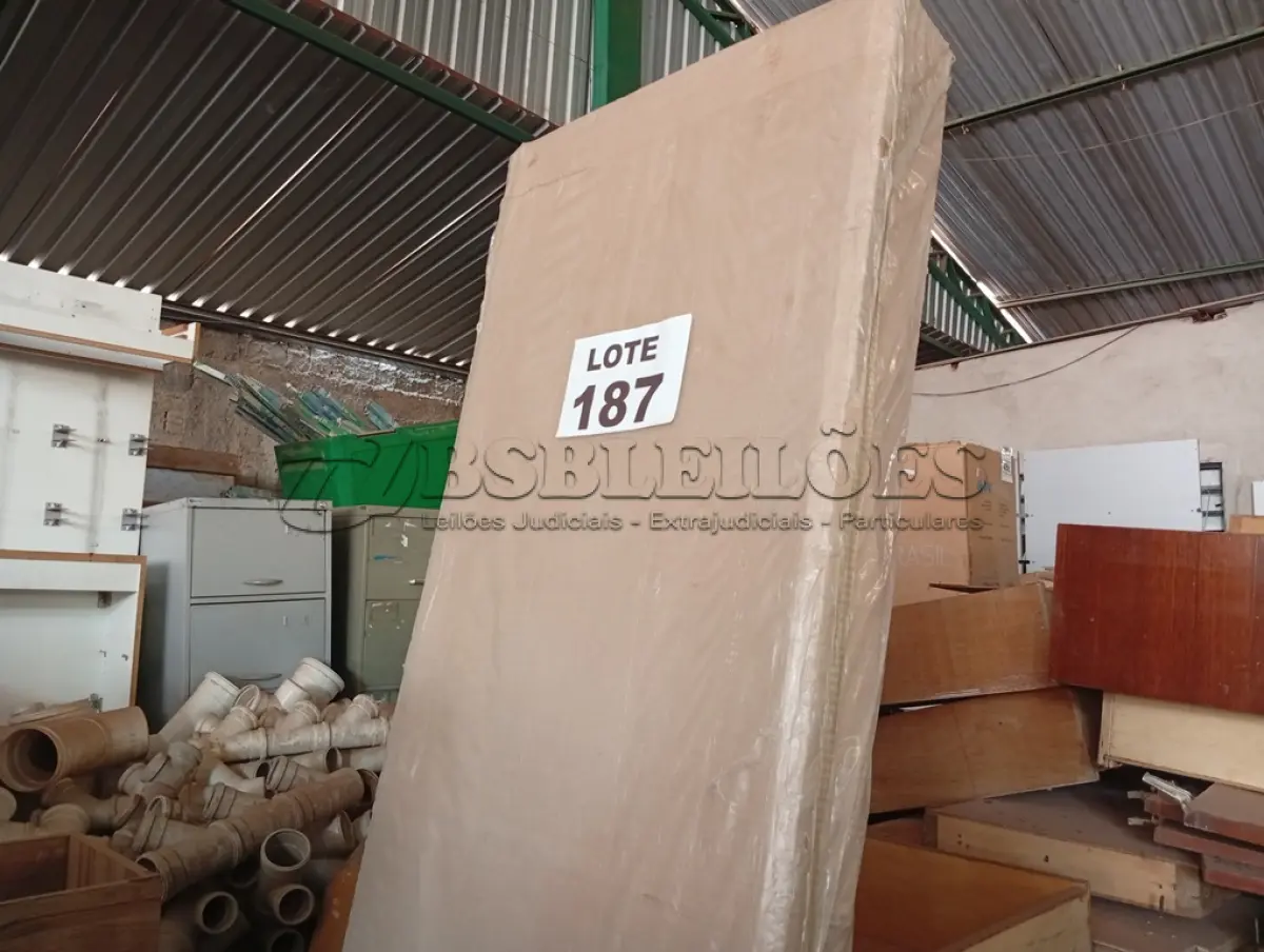 LOTE 187 - 01 - RACK COM PAINEL P/ TV MP3059 (NO ESTADO, NÃO SABEMOS SE FUNCIONA. LEILÃO NÃO TEM GARANTIA E NEM DEVOLUÇÃO, SUJEITO A POSSÍVEIS AVARIAS VISÍVEIS/OCULTAS E/OU AUSÊNCIA DE COMPONENTES)