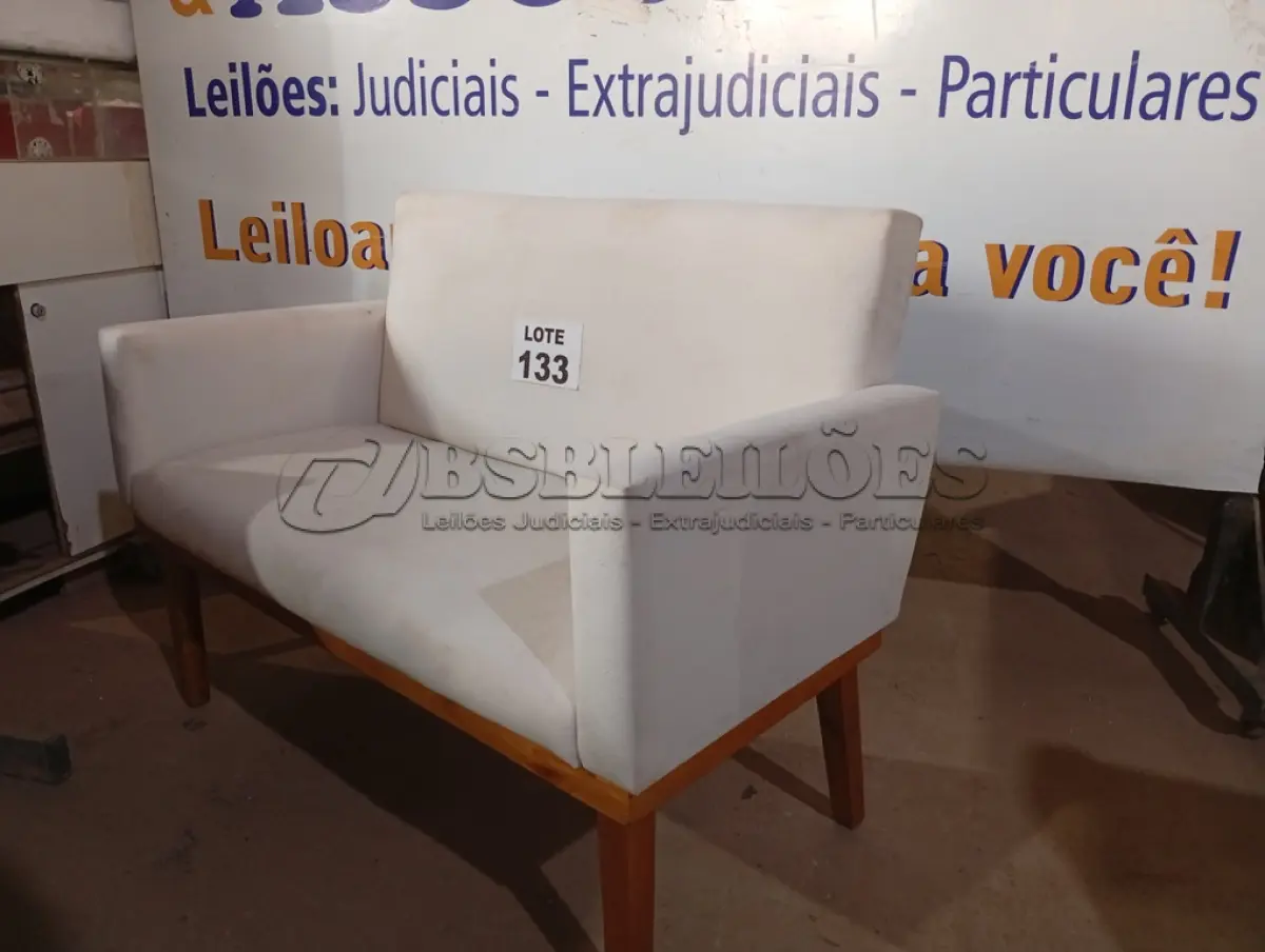 LOTE 133 - 01 - SOFÁ NAMORADEIRA 2 LUGARES (NO ESTADO, NÃO SABEMOS SE FUNCIONA. LEILÃO NÃO TEM GARANTIA E NEM DEVOLUÇÃO, SUJEITO A POSSÍVEIS AVARIAS VISÍVEIS/OCULTAS E/OU AUSÊNCIA DE COMPONENTES)