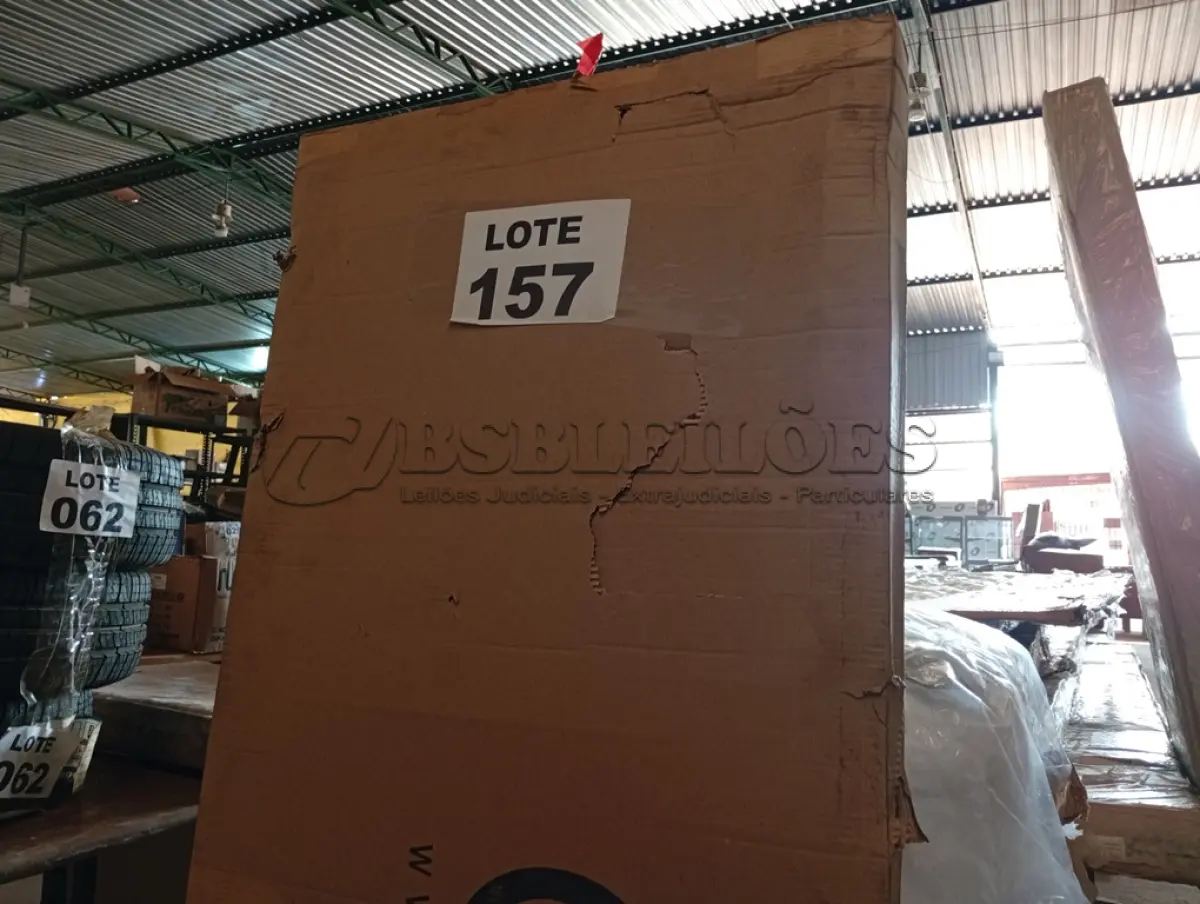 LOTE 157 - 01 - MESA DE ESCRITÓRIO STUDIO CARVALHO 150 CM (NO ESTADO, NÃO SABEMOS SE FUNCIONA. LEILÃO NÃO TEM GARANTIA E NEM DEVOLUÇÃO, SUJEITO A POSSÍVEIS AVARIAS VISÍVEIS/OCULTAS E/OU AUSÊNCIA DE COMPONENTES)