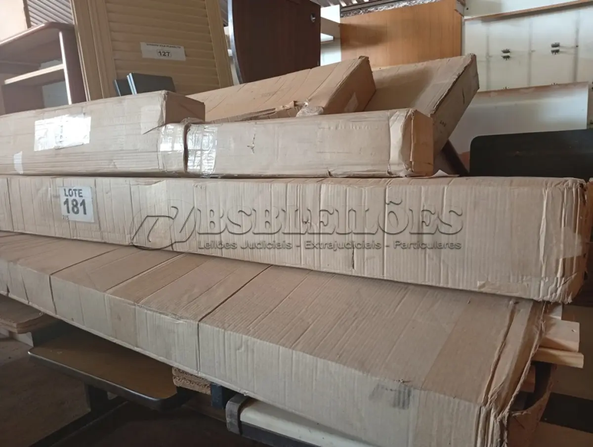 LOTE 181 - 01 - TRELICHE COM CAMA CASAL COM 3 GAVETAS MADEIRA MACIÇA BRANCA MOVEIS SARAIVA (NO ESTADO, NÃO SABEMOS SE FUNCIONA. LEILÃO NÃO TEM GARANTIA E NEM DEVOLUÇÃO, SUJEITO A POSSÍVEIS AVARIAS VISÍVEIS/OCULTAS E/OU AUSÊNCIA DE COMPONENTES)