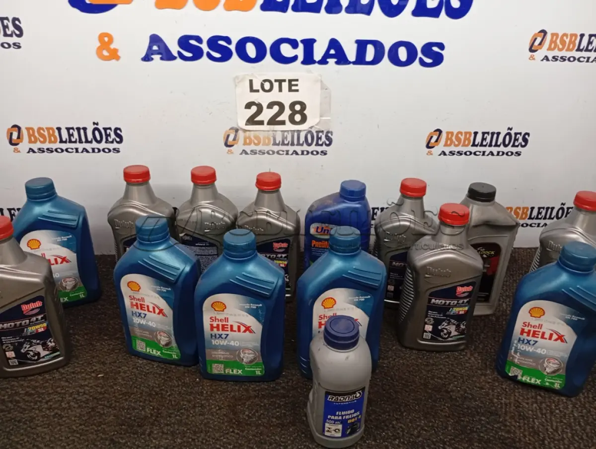 LOTE 228 - 15 – ÓLEOS AUTOMOTIVOS DIVERSOS (NO ESTADO, NÃO SABEMOS SE FUNCIONA. LEILÃO NÃO TEM GARANTIA E NEM DEVOLUÇÃO, SUJEITO A POSSÍVEIS AVARIAS VISÍVEIS/OCULTAS E/OU AUSÊNCIA DE COMPONENTES)