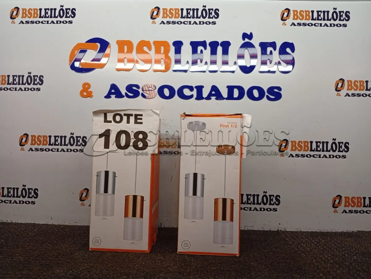 LOTE 108 - 02 - PENDENTES REDONDO PARA 1 LÂMPADA FIRST 12CM COBRE (NO ESTADO, NÃO SABEMOS SE FUNCIONA. LEILÃO NÃO TEM GARANTIA E NEM DEVOLUÇÃO, SUJEITO A POSSÍVEIS AVARIAS VISÍVEIS/OCULTAS E/OU AUSÊNCIA DE COMPONENTES)
