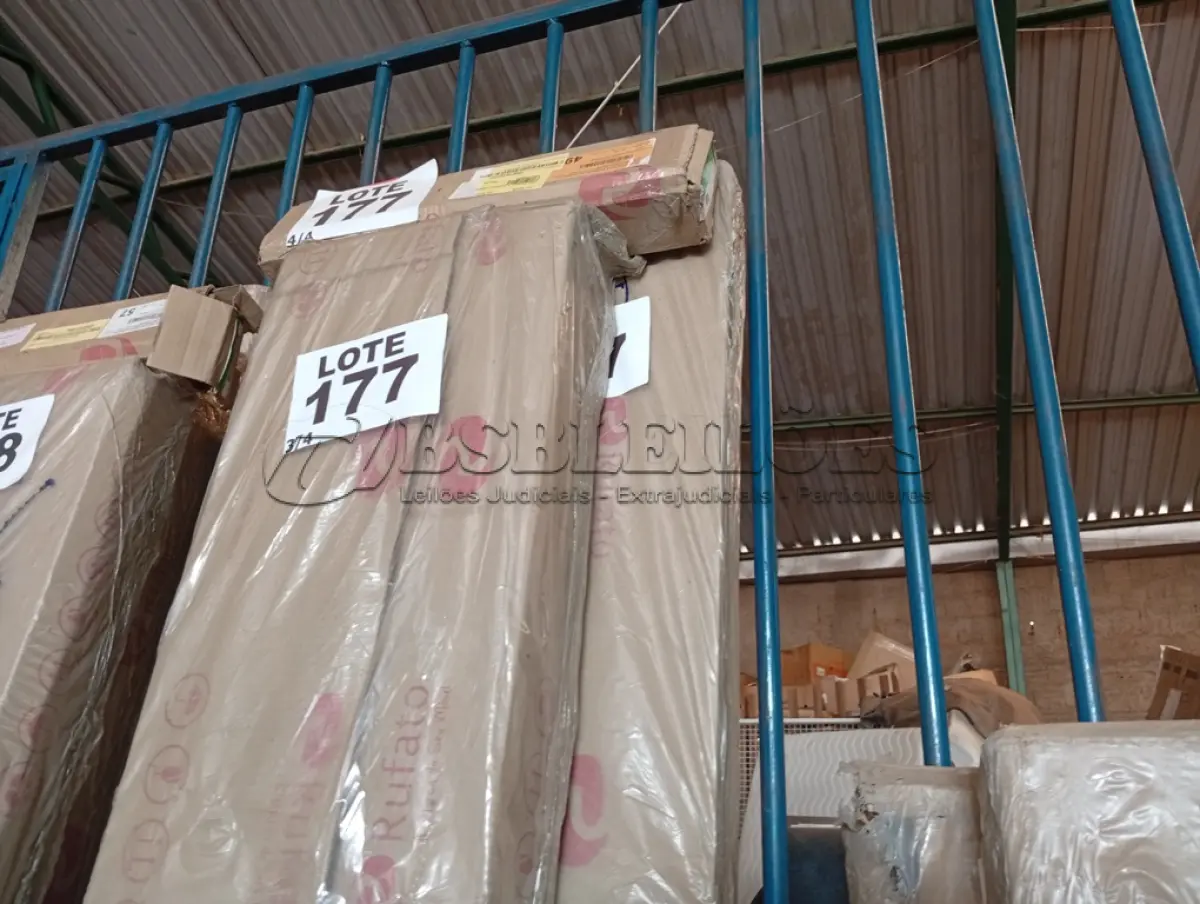 LOTE 177 - 01 - GUARDA ROUPA CASAL MALIBU 6 PORTAS (NO ESTADO, NÃO SABEMOS SE FUNCIONA. LEILÃO NÃO TEM GARANTIA E NEM DEVOLUÇÃO, SUJEITO A POSSÍVEIS AVARIAS VISÍVEIS/OCULTAS E/OU AUSÊNCIA DE COMPONENTES)