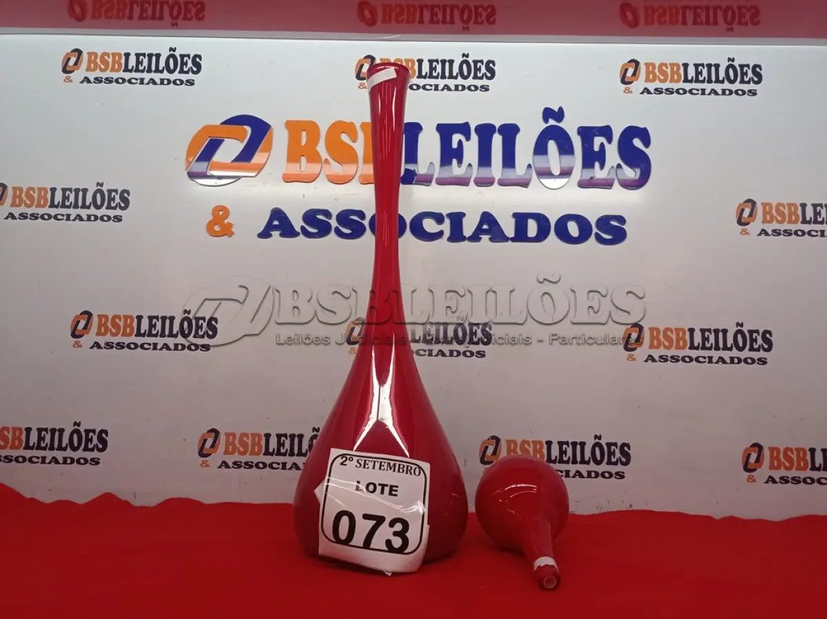 LOTE 073 - 01 GARRAFA MURANA VERMELHA C/ TAMPA GRANDE. (NO ESTADO) ATENÇÃO! FAZER A VISITAÇÃO ANTES DE ARREMATAR, NÃO SABEMOS SE FUNCIONA. LEILÃO NÃO TEM GARANTIA E NEM DEVOLUÇÃO, SUJEITO A POSSÍVEIS AVARIAS VISÍVEIS/OCULTAS E/OU AUSÊNCIA DE COMPONENTES.