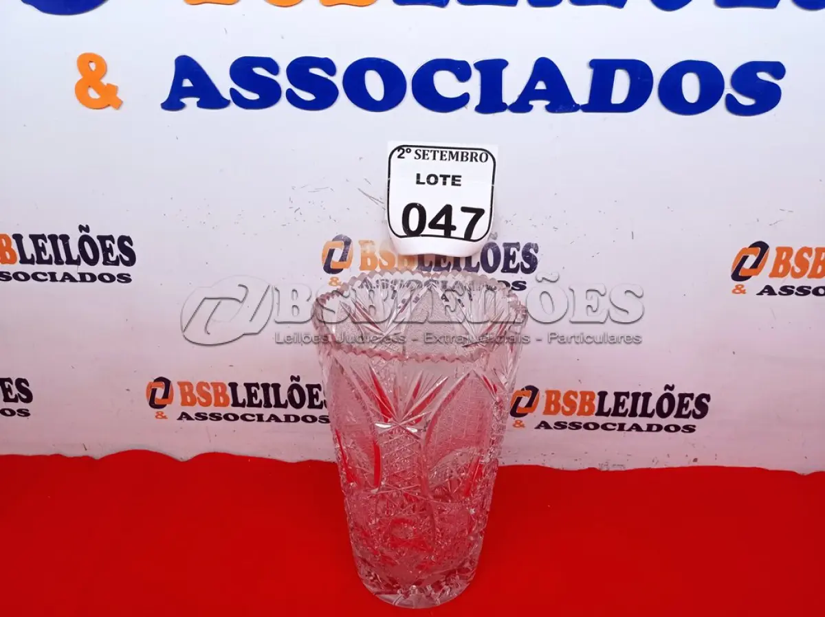 LOTE 047 - 01 VAZO DE CRISTAL BOHEMIA. (NO ESTADO) ATENÇÃO! FAZER A VISITAÇÃO ANTES DE ARREMATAR, NÃO SABEMOS SE FUNCIONA. LEILÃO NÃO TEM GARANTIA E NEM DEVOLUÇÃO, SUJEITO A POSSÍVEIS AVARIAS VISÍVEIS/OCULTAS E/OU AUSÊNCIA DE COMPONENTES.