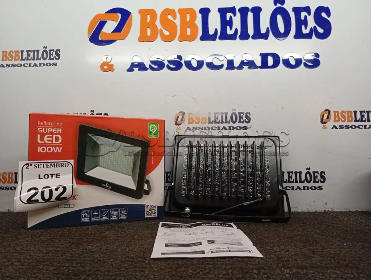 LOTE 202 - 01 REFLETOR DECORLED SUPERLED 220V 100W LUZ BRANCA DECORLUX NOVO. (NO ESTADO) ATENÇÃO! FAZER A VISITAÇÃO ANTES DE ARREMATAR, NÃO SABEMOS SE FUNCIONA. LEILÃO NÃO TEM GARANTIA E NEM DEVOLUÇÃO, SUJEITO A POSSÍVEIS AVARIAS VISÍVEIS/OCULTAS E/OU AUSÊNCIA DE COMPONENTES.
