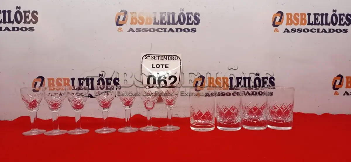 LOTE 062 - 01 JOGO DE CRISTAL COM 07 TAÇAS E 04 COPOS PARA LICOR. (NO ESTADO) ATENÇÃO! FAZER A VISITAÇÃO ANTES DE ARREMATAR, NÃO SABEMOS SE FUNCIONA. LEILÃO NÃO TEM GARANTIA E NEM DEVOLUÇÃO, SUJEITO A POSSÍVEIS AVARIAS VISÍVEIS/OCULTAS E/OU AUSÊNCIA DE COMPONENTES.