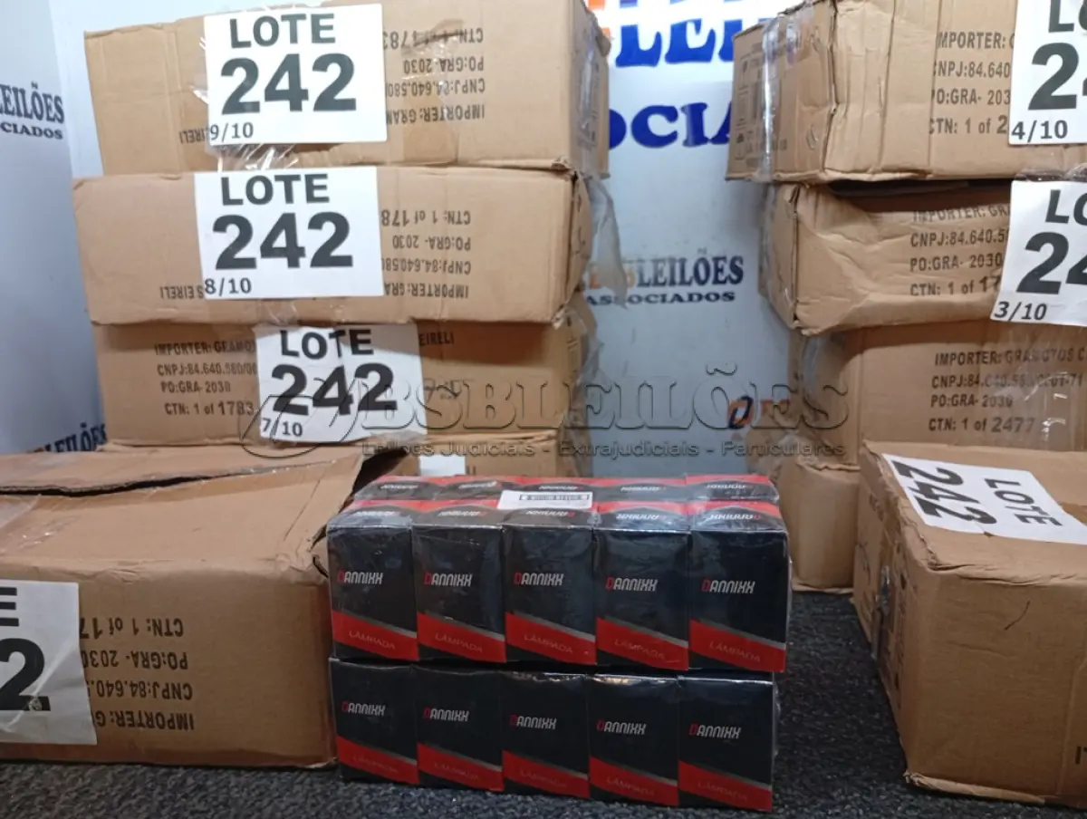 LOTE 242 - 400 - LÂMPADAS FAROL H4 12VOLTS (NO ESTADO, NÃO SABEMOS SE FUNCIONA. LEILÃO NÃO TEM GARANTIA E NEM DEVOLUÇÃO, SUJEITO A POSSÍVEIS AVARIAS VISÍVEIS/OCULTAS E/OU AUSÊNCIA DE COMPONENTES)
