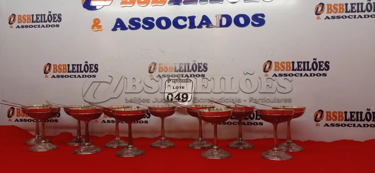 LOTE 049 - 01 JOGO DE TAÇA DE SORVETE, 12 COLHERES EM INOX COM BANHO DE PRATA. (NO ESTADO) ATENÇÃO! FAZER A VISITAÇÃO ANTES DE ARREMATAR, NÃO SABEMOS SE FUNCIONA. LEILÃO NÃO TEM GARANTIA E NEM DEVOLUÇÃO, SUJEITO A POSSÍVEIS AVARIAS VISÍVEIS/OCULTAS E/OU AUSÊNCIA DE COMPONENTES.