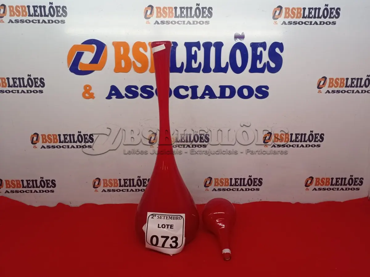 LOTE 073 - 01 GARRAFA MURANA VERMELHA C/ TAMPA GRANDE. (NO ESTADO) ATENÇÃO! FAZER A VISITAÇÃO ANTES DE ARREMATAR, NÃO SABEMOS SE FUNCIONA. LEILÃO NÃO TEM GARANTIA E NEM DEVOLUÇÃO, SUJEITO A POSSÍVEIS AVARIAS VISÍVEIS/OCULTAS E/OU AUSÊNCIA DE COMPONENTES.