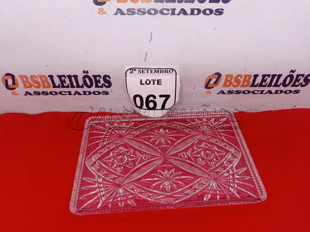 LOTE 067 - 01 BANDEJA CRISTAL BOHEMIA. (NO ESTADO) ATENÇÃO! FAZER A VISITAÇÃO ANTES DE ARREMATAR, NÃO SABEMOS SE FUNCIONA. LEILÃO NÃO TEM GARANTIA E NEM DEVOLUÇÃO, SUJEITO A POSSÍVEIS AVARIAS VISÍVEIS/OCULTAS E/OU AUSÊNCIA DE COMPONENTES.