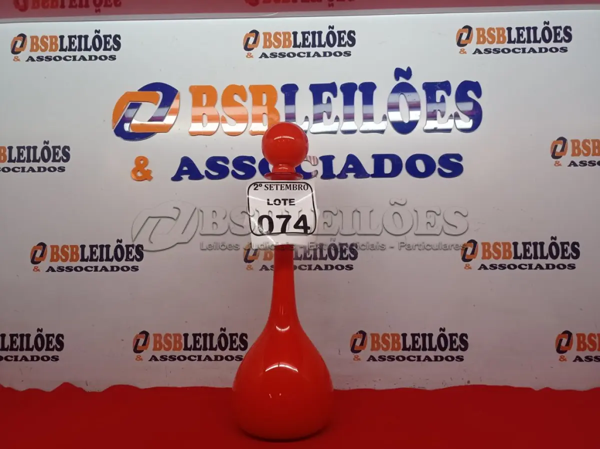 LOTE 074 - 01 GARRAFA MURANA VERMELHA C/ TAMPA. (NO ESTADO) ATENÇÃO! FAZER A VISITAÇÃO ANTES DE ARREMATAR, NÃO SABEMOS SE FUNCIONA. LEILÃO NÃO TEM GARANTIA E NEM DEVOLUÇÃO, SUJEITO A POSSÍVEIS AVARIAS VISÍVEIS/OCULTAS E/OU AUSÊNCIA DE COMPONENTES.