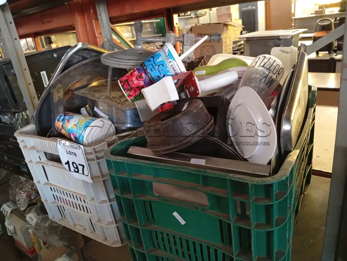 LOTE 197 - 01 LOTE COM UTENSÍLIOS DIVERSOS. (NO ESTADO) ATENÇÃO! FAZER A VISITAÇÃO ANTES DE ARREMATAR, NÃO SABEMOS SE FUNCIONA. LEILÃO NÃO TEM GARANTIA E NEM DEVOLUÇÃO, SUJEITO A POSSÍVEIS AVARIAS VISÍVEIS/OCULTAS E/OU AUSÊNCIA DE COMPONENTES.