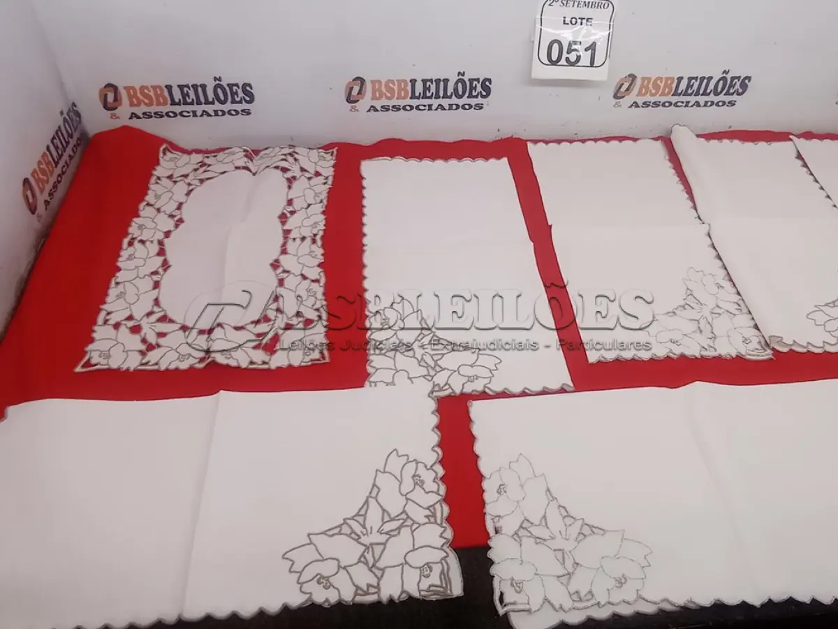 LOTE 051 - 07 GUARDANAPOS TRABALHADOS LINHO. (NO ESTADO) ATENÇÃO! FAZER A VISITAÇÃO ANTES DE ARREMATAR, NÃO SABEMOS SE FUNCIONA. LEILÃO NÃO TEM GARANTIA E NEM DEVOLUÇÃO, SUJEITO A POSSÍVEIS AVARIAS VISÍVEIS/OCULTAS E/OU AUSÊNCIA DE COMPONENTES.