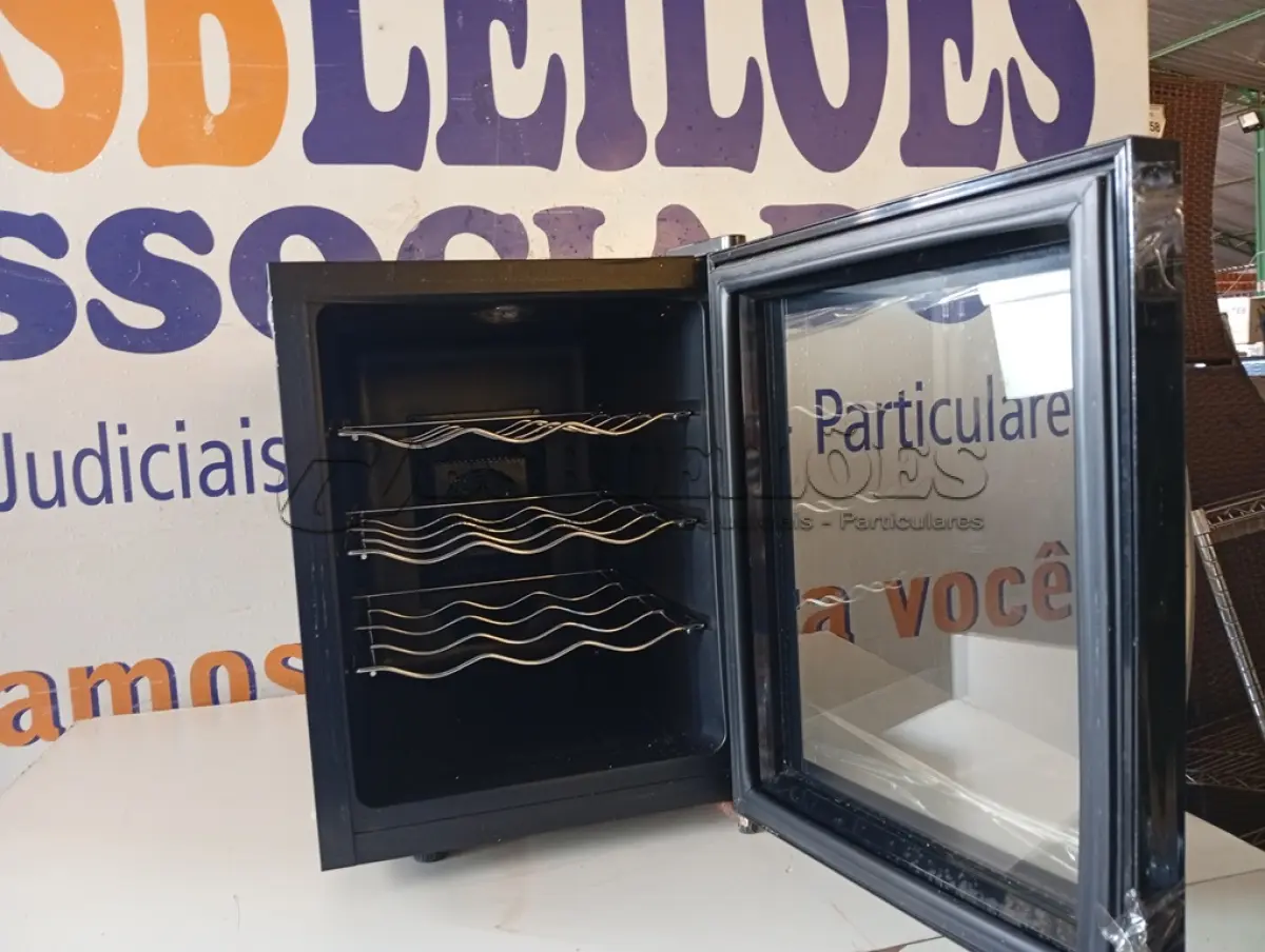 LOTE 105 - 01 CLIMATIZADOR PARA VINHOS MARCA DURABRAND 220V MODELO SC12A.  (NO ESTADO) ATENÇÃO! FAZER A VISITAÇÃO ANTES DE ARREMATAR, NÃO SABEMOS SE FUNCIONA. LEILÃO NÃO TEM GARANTIA E NEM DEVOLUÇÃO, SUJEITO A POSSÍVEIS AVARIAS VISÍVEIS/OCULTAS E/OU AUSÊNCIA DE COMPONENTES.