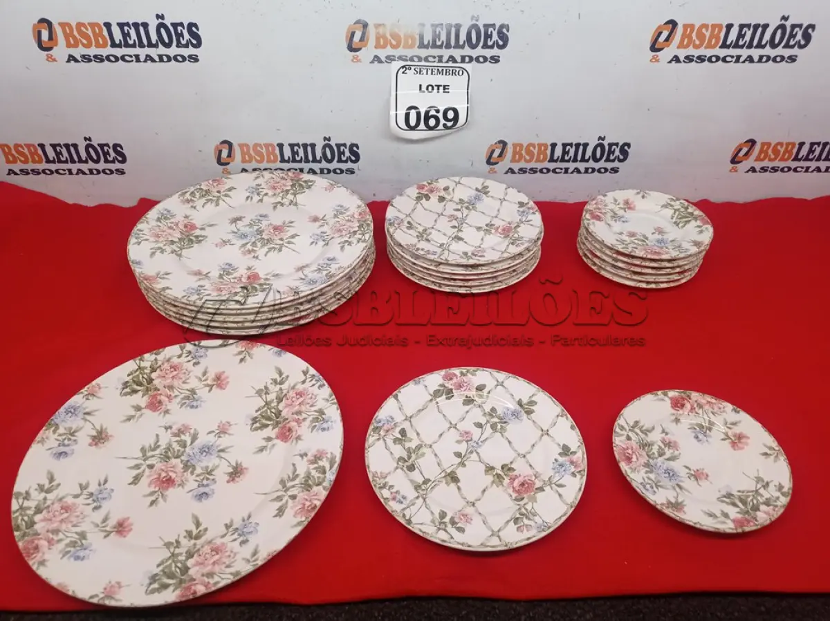 LOTE 069 - 06 PRATOS GRANDES, 06 PRATOS PEQUENOS E 06 PRATOS DE SOBREMESA FLORIDOS ALLEANZA. (NO ESTADO) ATENÇÃO! FAZER A VISITAÇÃO ANTES DE ARREMATAR, NÃO SABEMOS SE FUNCIONA. LEILÃO NÃO TEM GARANTIA E NEM DEVOLUÇÃO, SUJEITO A POSSÍVEIS AVARIAS VISÍVEIS/OCULTAS E/OU AUSÊNCIA DE COMPONENTES.