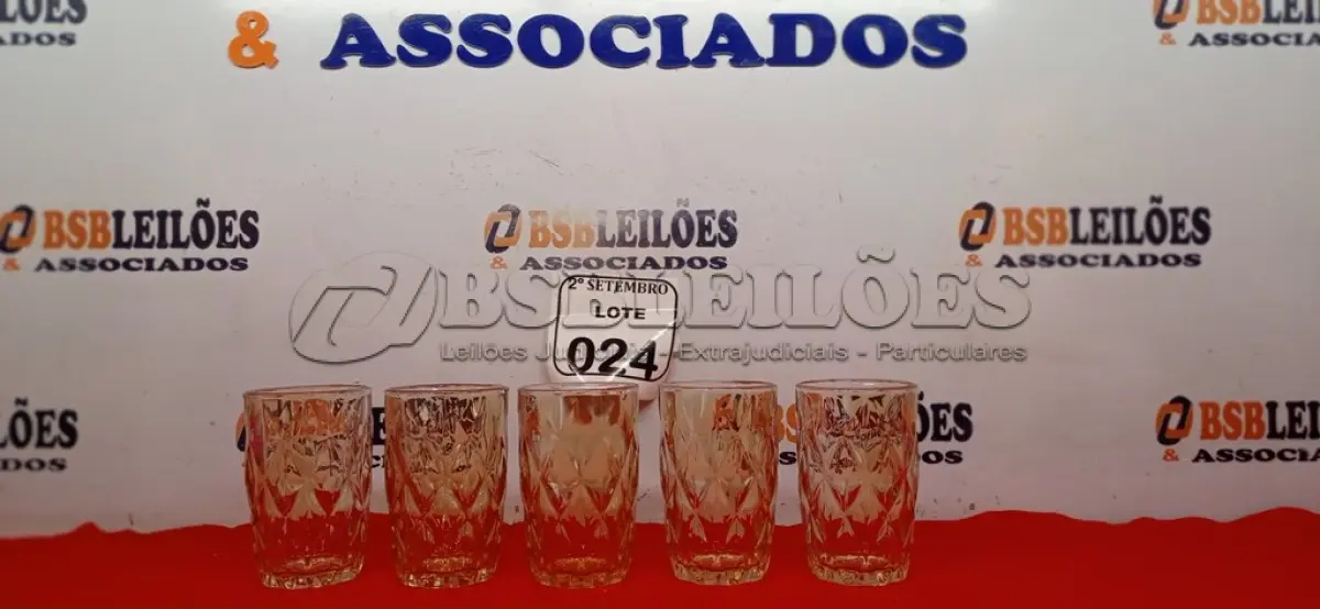 LOTE 024 - 05 COPOS DE VIDRO. (NO ESTADO) ATENÇÃO! FAZER A VISITAÇÃO ANTES DE ARREMATAR, NÃO SABEMOS SE FUNCIONA. LEILÃO NÃO TEM GARANTIA E NEM DEVOLUÇÃO, SUJEITO A POSSÍVEIS AVARIAS VISÍVEIS/OCULTAS E/OU AUSÊNCIA DE COMPONENTES.