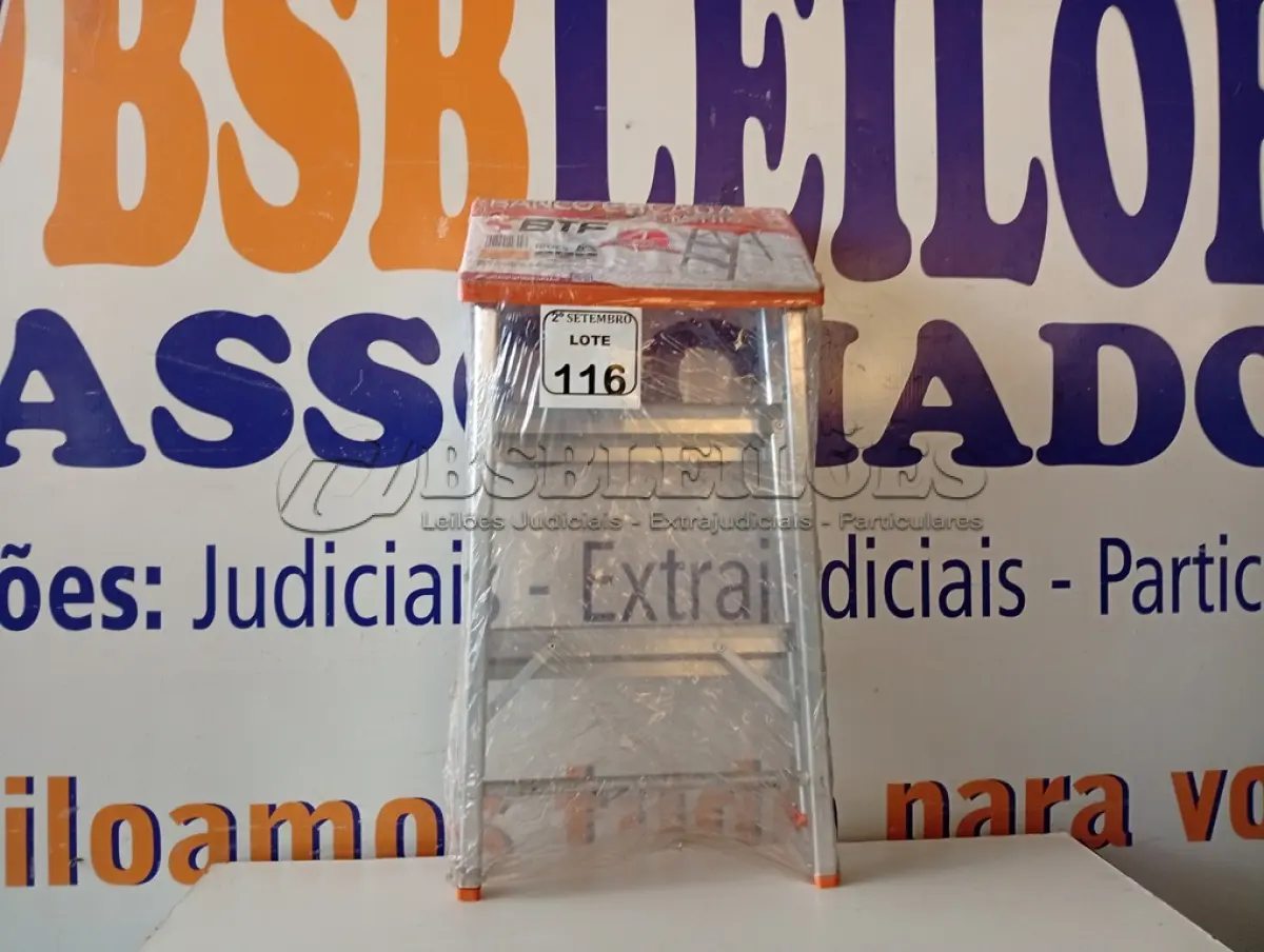 LOTE 116 - 01 BANCO ESCADA DE ALUMÍNIO MARCA BTF. (NO ESTADO) ATENÇÃO! FAZER A VISITAÇÃO ANTES DE ARREMATAR, NÃO SABEMOS SE FUNCIONA. LEILÃO NÃO TEM GARANTIA E NEM DEVOLUÇÃO, SUJEITO A POSSÍVEIS AVARIAS VISÍVEIS/OCULTAS E/OU AUSÊNCIA DE COMPONENTES.