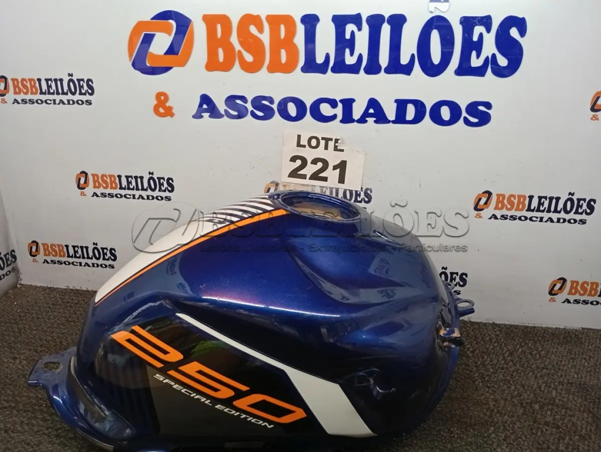 LOTE 221 - 01 - TANQUE DE COMBUSTÍVEL HONDA CB 250 TWISTER (NO ESTADO, NÃO SABEMOS SE FUNCIONA. LEILÃO NÃO TEM GARANTIA E NEM DEVOLUÇÃO, SUJEITO A POSSÍVEIS AVARIAS VISÍVEIS/OCULTAS E/OU AUSÊNCIA DE COMPONENTES)