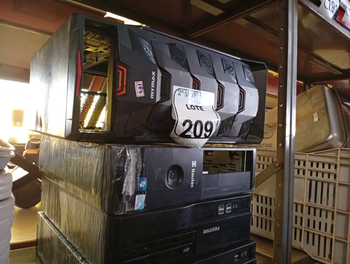 LOTE 209 - 04 GABINETES VAZIOS MARCAS E MODELOS DIVERSOS. (NO ESTADO) ATENÇÃO! FAZER A VISITAÇÃO ANTES DE ARREMATAR, NÃO SABEMOS SE FUNCIONA. LEILÃO NÃO TEM GARANTIA E NEM DEVOLUÇÃO, SUJEITO A POSSÍVEIS AVARIAS VISÍVEIS/OCULTAS E/OU AUSÊNCIA DE COMPONENTES.