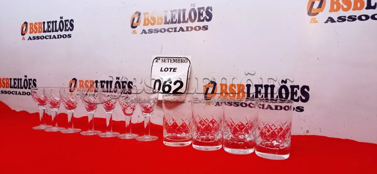LOTE 062 - 01 JOGO DE CRISTAL COM 07 TAÇAS E 04 COPOS PARA LICOR. (NO ESTADO) ATENÇÃO! FAZER A VISITAÇÃO ANTES DE ARREMATAR, NÃO SABEMOS SE FUNCIONA. LEILÃO NÃO TEM GARANTIA E NEM DEVOLUÇÃO, SUJEITO A POSSÍVEIS AVARIAS VISÍVEIS/OCULTAS E/OU AUSÊNCIA DE COMPONENTES.