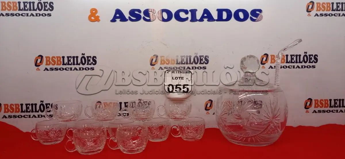 LOTE 055 - 01 PONCHEIRA, 01 CONCHA E 11 XÍCARAS. (NO ESTADO) ATENÇÃO! FAZER A VISITAÇÃO ANTES DE ARREMATAR, NÃO SABEMOS SE FUNCIONA. LEILÃO NÃO TEM GARANTIA E NEM DEVOLUÇÃO, SUJEITO A POSSÍVEIS AVARIAS VISÍVEIS/OCULTAS E/OU AUSÊNCIA DE COMPONENTES.