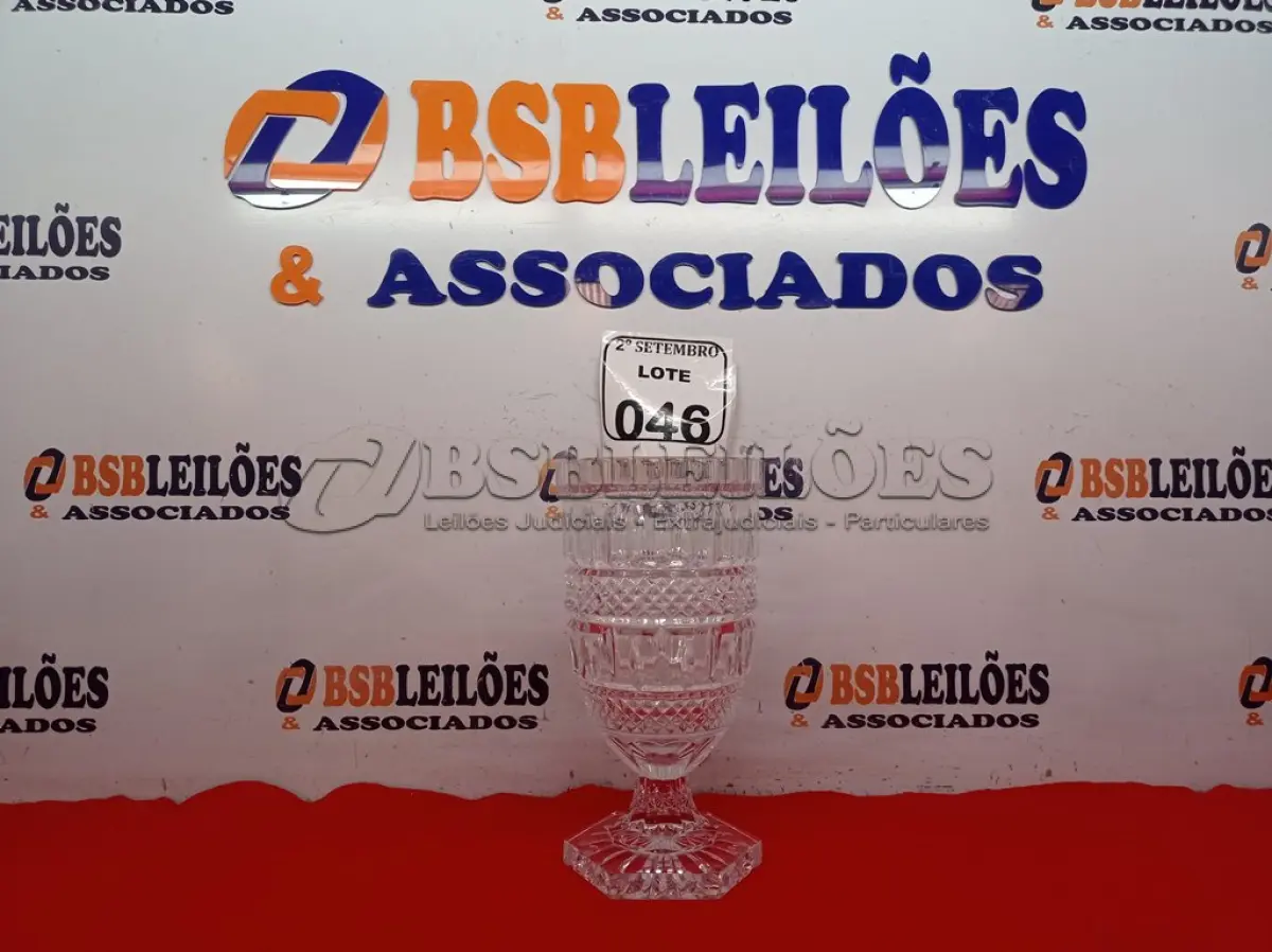 LOTE 046 - 01 VAZO DE CRISTAL C/PÉ. (NO ESTADO) ATENÇÃO! FAZER A VISITAÇÃO ANTES DE ARREMATAR, NÃO SABEMOS SE FUNCIONA. LEILÃO NÃO TEM GARANTIA E NEM DEVOLUÇÃO, SUJEITO A POSSÍVEIS AVARIAS VISÍVEIS/OCULTAS E/OU AUSÊNCIA DE COMPONENTES.